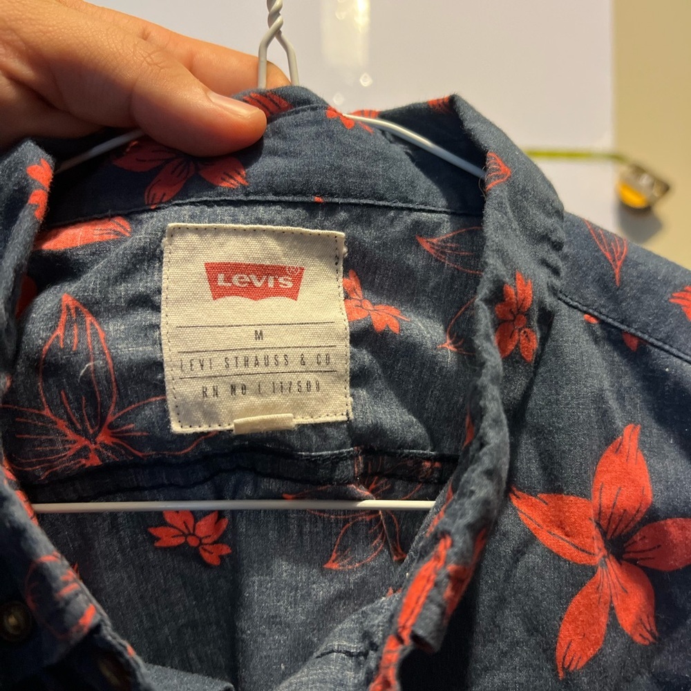Levi’s causal button up shirt - Picture 3 of 3